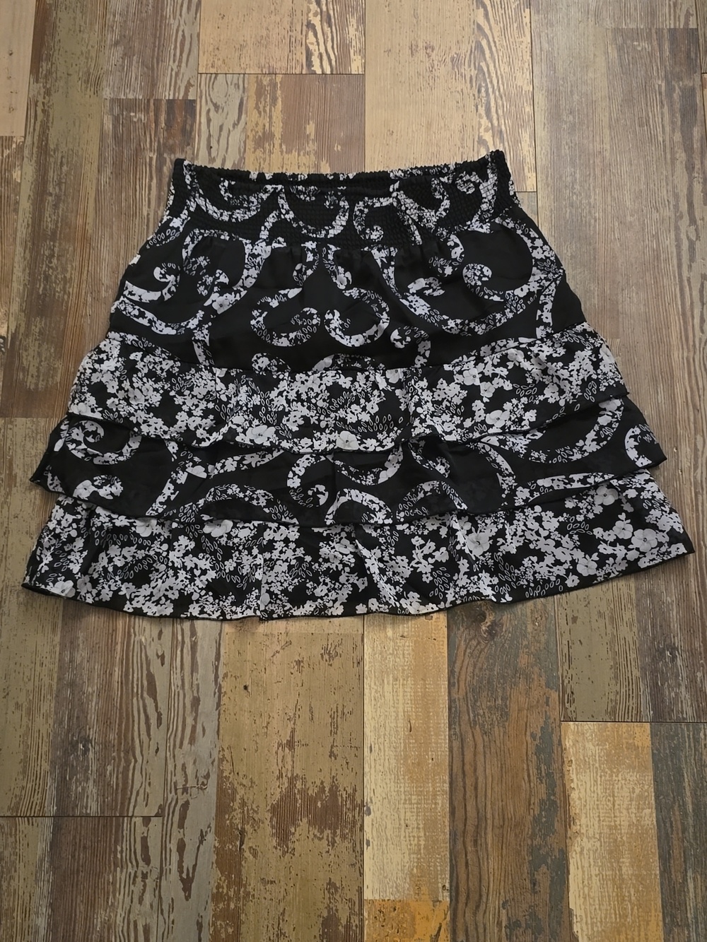 White House Black‎ Market Skirt Womens Size Medium Black & White Floral A-Line